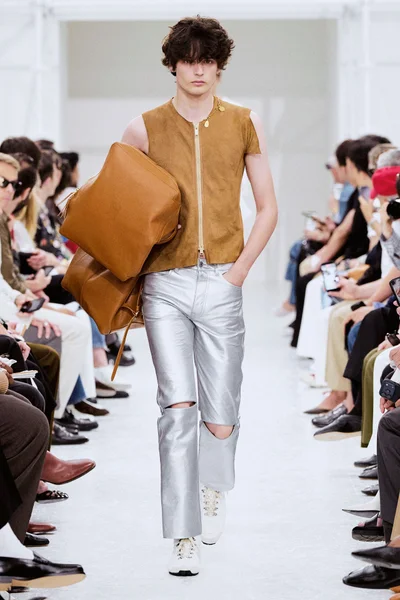 Look 15